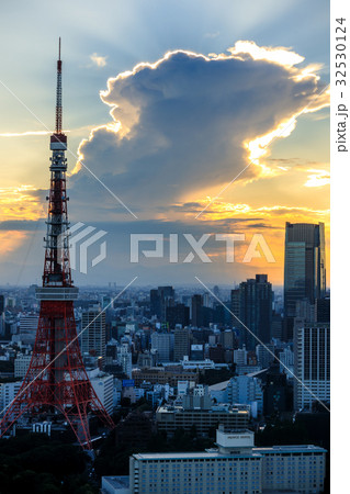 都市風景　夕暮れの夏雲と東京タワー 32530124