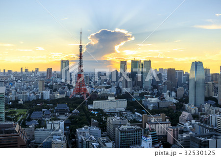 都市風景　夕暮れの夏雲と東京タワー 32530125