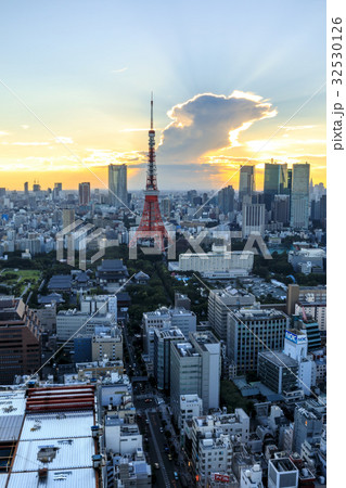 都市風景　夕暮れの夏雲と東京タワー 32530126