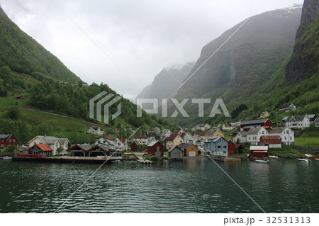 フィヨルドの村オッテエルネス　ノルウェー　　北欧 32531313