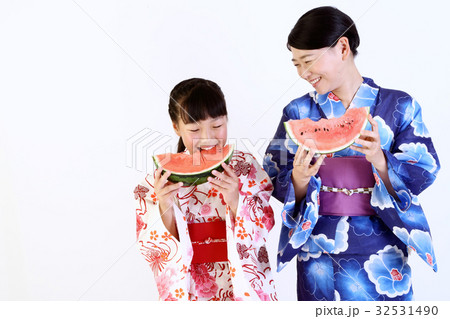 浴衣姿でスイカを食べる親子 32531490