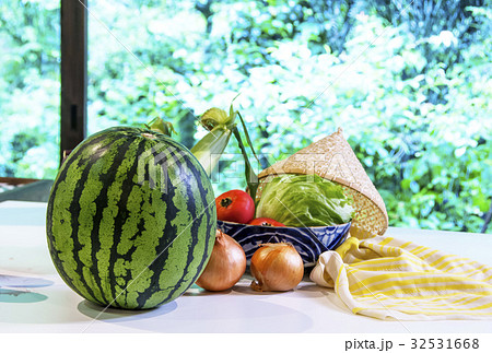 夏イメージ　スイカと夏野菜　イメージ素材 32531668