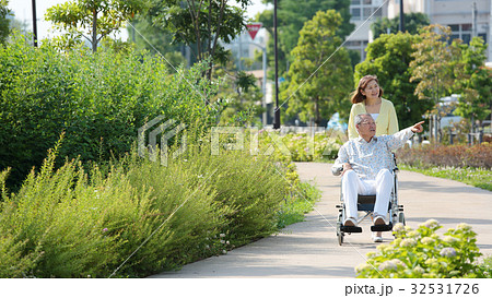 介護　車椅子　シニア夫婦 32531726