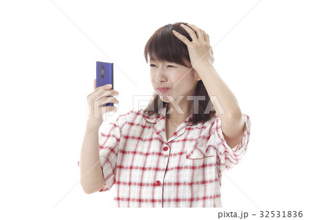 スマホを見て驚く女性 32531836