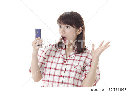 スマホを見て驚く女性 スマホを見て驚く女性 32531843
