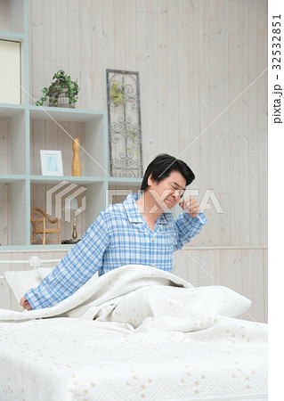 ミドル男性　寝室 32532851