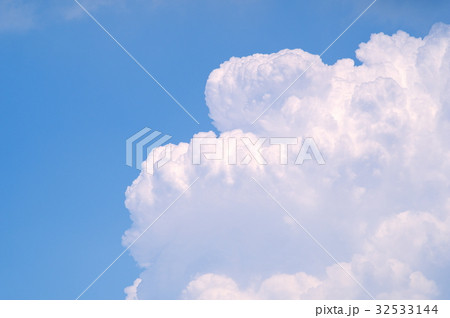 積乱雲が発達する青い空　a 32533144