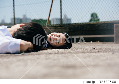 屋上にいる生徒の写真素材 32533568 Pixta