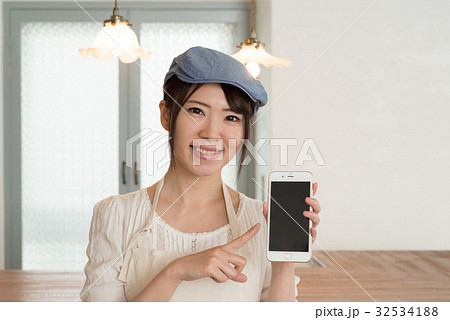 スマホを持つカフェの店員 スマホを持つカフェの店員 32534188