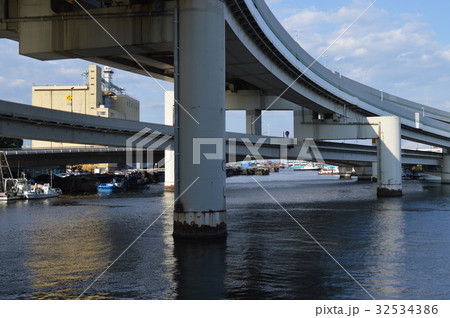 横浜、首都高速湾岸線ガード下。元町付近 32534386