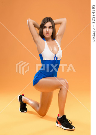 Muscular young woman athlete posing at studio Muscular young woman athlete posing at studio 32534595