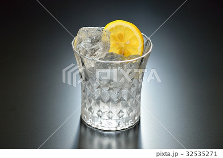 注意）透明な液体は水です。焼酎アルコール飲料のイメージ。（焼酎水割り、焼酎ロック） 32535271