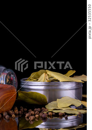 Spices and herbs, bay leaf, black pepper 32535550