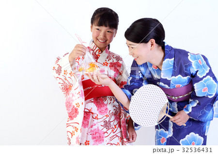 浴衣姿の親子 浴衣姿の親子 32536431
