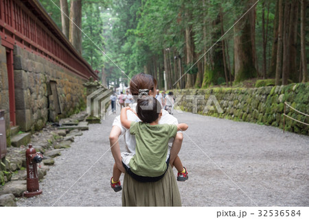 子供をおんぶする母親 子供をおんぶする母親 32536584