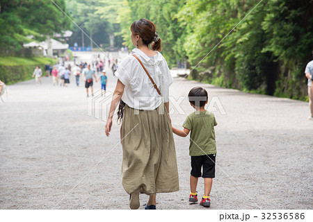 親子で歩く 親子で歩く 32536586