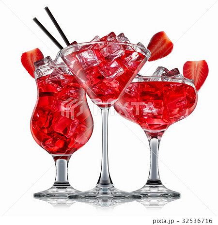 alcohol cocktail isolated on white background 32536716