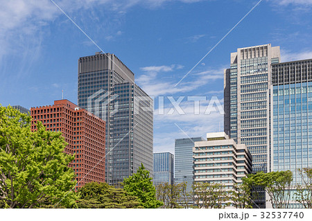 新緑と大手町ビル群１ 32537740