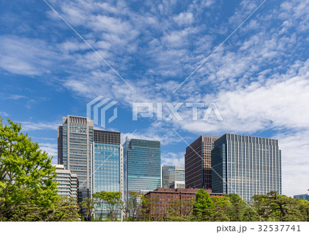 新緑と大手町ビル群２ 32537741