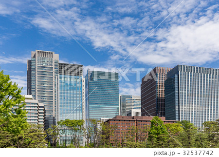 新緑と大手町ビル群３ 32537742