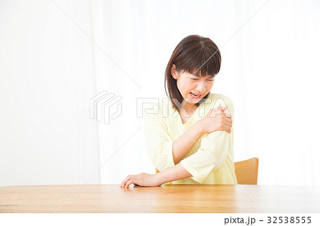 肩凝り　肩こり　筋肉痛　ネガティブイメージ　体調不良　女性　ポートレート　20代　30代 32538555