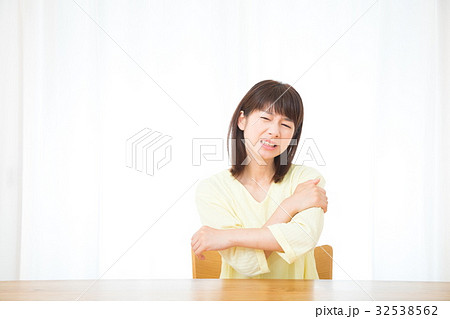 肩凝り　肩こり　筋肉痛　ネガティブイメージ　体調不良　女性　ポートレート　20代　30代 32538562