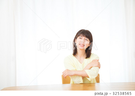肩凝り　肩こり　筋肉痛　ネガティブイメージ　体調不良　女性　ポートレート　20代　30代 32538565
