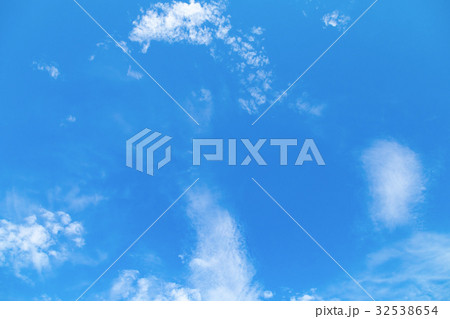 真夏の空　梅雨明けの空　雲　コピースペース　広いコピースペース　汎用的な空 32538654