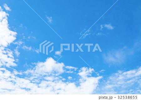 真夏の空　梅雨明けの空　雲　コピースペース　広いコピースペース　汎用的な空 32538655
