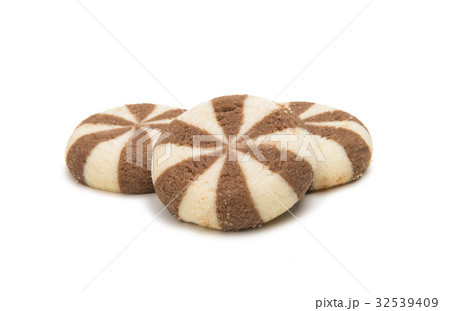Biscuits with chocolate filling isolated Biscuits with chocolate filling isolated 32539409