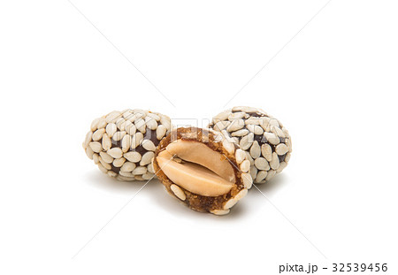 Peanuts in sesame seeds 32539456