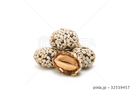 Peanuts in sesame seeds 32539457