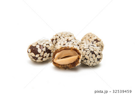 Peanuts in sesame seeds 32539459