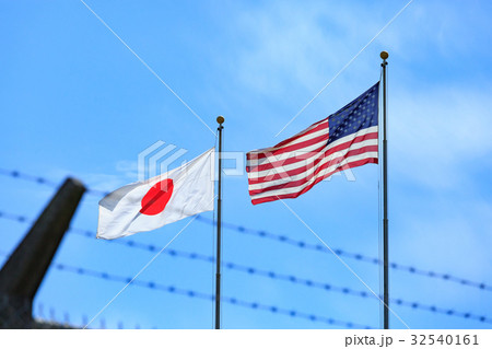 普天間基地の日米国旗 32540161