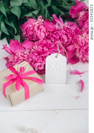 Pink peony flowers,gift box and notes  32541873