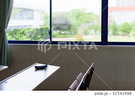 無人の教室と筆箱 32542998