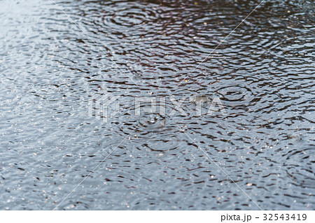 雨の日 水たまりのできた道路 7月の写真素材