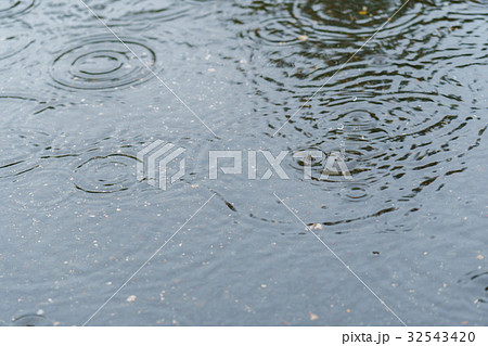 雨の日〜水たまりのできた道路 7月 雨の日〜水たまりのできた道路 7月 32543420