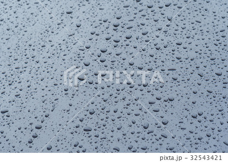 雨の日〜車のボンネット〜流れる雨粒 7月 雨の日〜車のボンネット〜流れる雨粒 7月 32543421