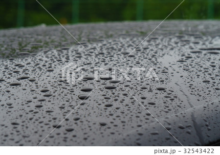 雨の降る自動車の屋根(ルーフ) 雨の降る自動車の屋根(ルーフ) 32543422
