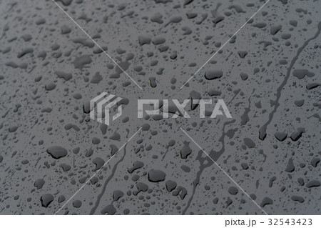 雨の日〜車のボンネット〜流れる雨粒 7月 雨の日〜車のボンネット〜流れる雨粒 7月 32543423