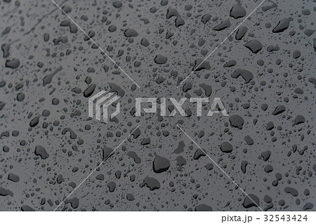 雨の日〜車のボンネット〜流れる雨粒 7月 雨の日〜車のボンネット〜流れる雨粒 7月 32543424