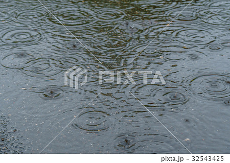 雨の日〜水たまりのできた道路 7月 雨の日〜水たまりのできた道路 7月 32543425