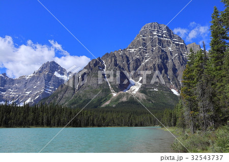 カナディアンロッキー ウォーターフォールレイクスの風景 32543737