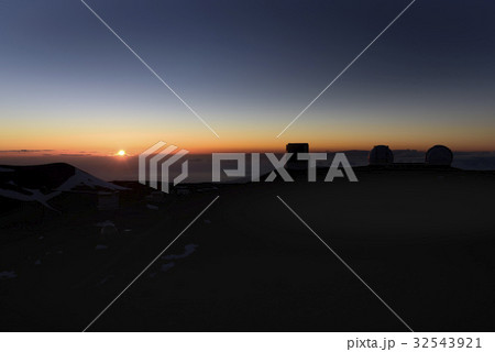 マウナケア山山頂の夕日と天文台群 32543921