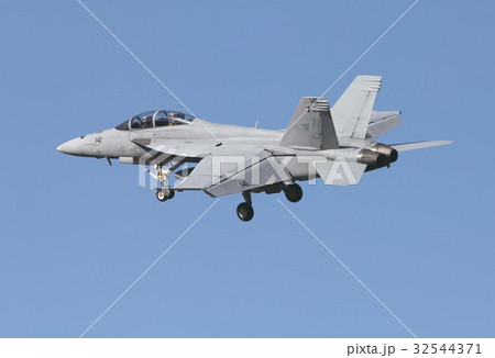 カリフォルニアの青い空を旋回飛行する米海軍の空母艦載機FA-18Fスーパーホーネット戦闘攻撃機 32544371