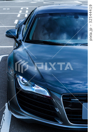 ガンメタリックカラーのスポーツカー 32544419