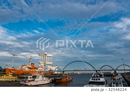 名古屋港　ポートビルと南極観測船ふじ 32546224