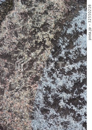 荒い岩肌 32550216