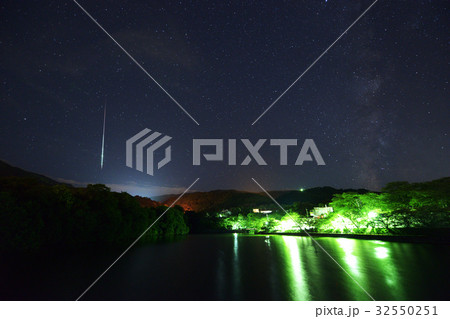 流星　火球　permingM16072102　季節の写真素材　 32550251